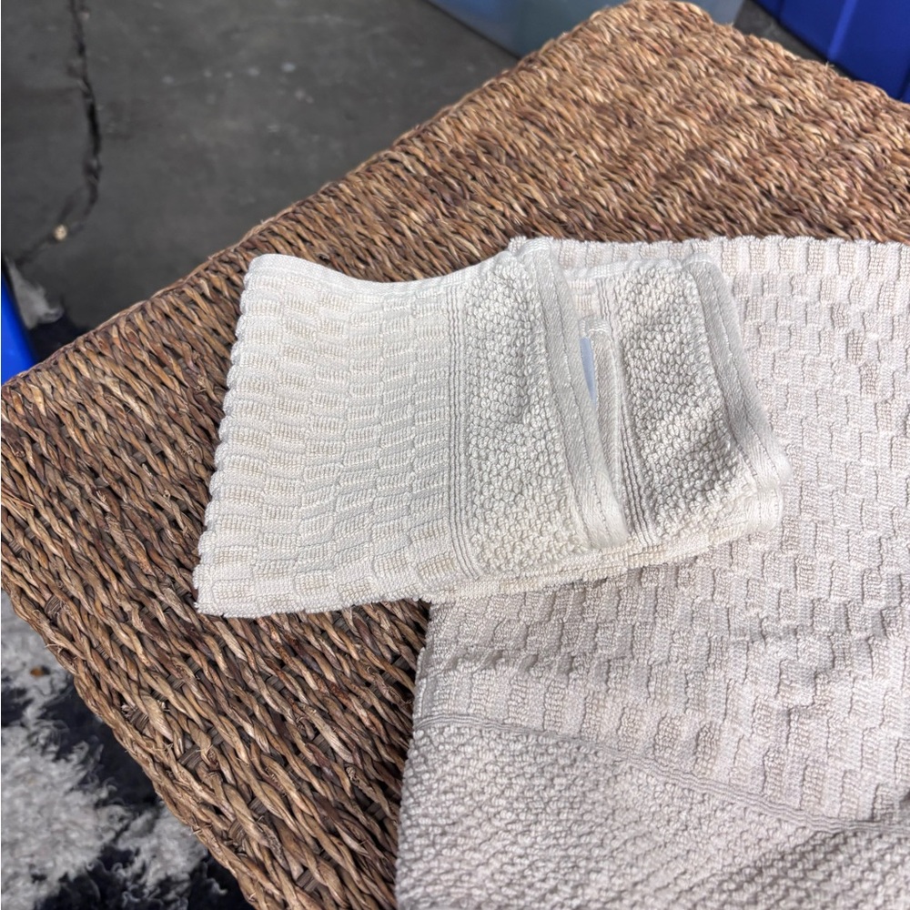 Light Tan Textured Towel Set w/Matching Bathroom Rugs - Picture 5 of 7